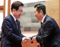 鄭 “정권은 짧다”에…靑 내부 “대통령 탄핵 협박 아니냐” 분노｜동아일보 鄭 “정권은 짧다”에…靑 내부 “대통령 탄핵 협박 아니냐” 분노
