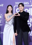 ‘삼성맨’ 이현이 남편, 억대 성과급 받는다…“충성충성”｜동아일보 ‘삼성맨’ 이현이 남편, 억대 성과급 받는다…“충성충성”