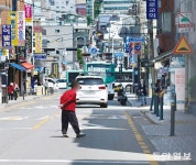 “저 먼 횡단보도까지 어느 세월에”… 차도 가로지르는 노인들｜동아일보 “저 먼 횡단보도까지 어느 세월에”… 차도 가로지르는 노인들