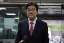 ‘통일교 1억 수수’ 권성동 징역 2년 확정… 의원직 상실｜동아일보 ‘통일교 1억 수수’ 권성동 징역 2년 확정… 의원직 상실