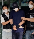 신상공개 앞둔 ‘성남 보복살인’ 50대, 구속 송치…‘묵묵부답’｜동아일보 신상공개 앞둔 ‘성남 보복살인’ 50대, 구속 송치…‘묵묵부답’