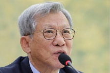유홍준 국립중앙박물관장, 국감서 고개 숙여 사과…“중대한 불찰”｜동아일보 유홍준 국립중앙박물관장, 국감서 고개 숙여 사과…“중대한 불찰”