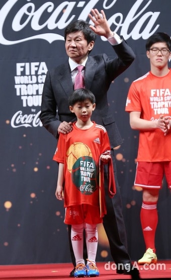 [동아포토]정몽규 대한축구협회 회장 ‘트로피를 공개합니다’｜스포츠동아 [동아포토]정몽규 대한축구협회 회장 ‘트로피를 공개합니다’