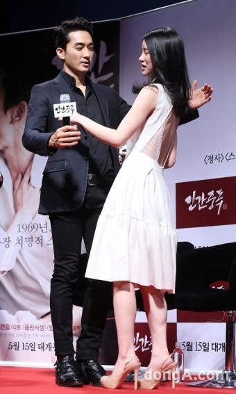 [동아포토]송승헌-임지연 ‘드라마틱한 왈츠’｜스포츠동아 [동아포토]송승헌-임지연 ‘드라마틱한 왈츠’