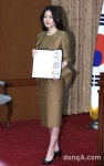 [동아포토]이영애 ‘광채를 품은 산소미인’｜스포츠동아 [동아포토]이영애 ‘광채를 품은 산소미인’