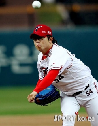 [포토] ‘KBO 프로야구 중계’ 양현종 ‘오늘은 이길래’｜스포츠동아 [포토] ‘KBO 프로야구 중계’ 양현종 ‘오늘은 이길래’