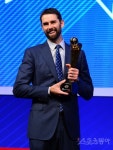 ‘푸른 눈의 에이스’ 니퍼트, 눈물의 MVP 대관식｜스포츠동아 ‘푸른 눈의 에이스’ 니퍼트, 눈물의 MVP 대관식