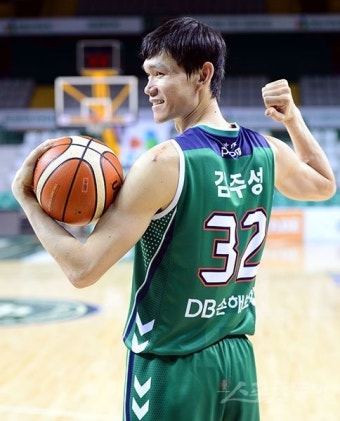 DB 김주성 “아시안게임 ‘두 개의 금메달’ 큰 자부심…난 운 좋은 선수”｜스포츠동아 DB 김주성 “아시안게임 ‘두 개의 금메달’ 큰 자부심...
