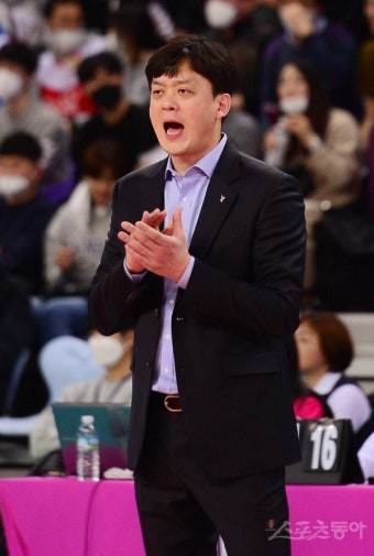 [포토] 선수들에게 박수치는 이영택 감독대행 : 스포츠동아 [포토] 선수들에게 박수치는 이영택 감독대행