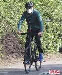 사챠 바론 코헨, 자전거 라이딩 근황 포착 [포토화보]｜스포츠동아 사챠 바론 코헨, 자전거 라이딩 근황 포착...