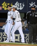 [포토] 강석천 코치 ‘(양)석환아 참아’｜스포츠동아 [포토] 강석천 코치 ‘(양)석환아 참아’