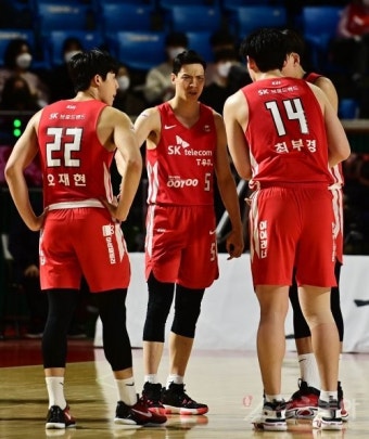 SK 코로나19 여파로 코칭스태프 구성 안돼 22일 KT전 연기…우승 확정도 미뤄｜스포츠동아 SK 코로나19 여파로 코칭스태프 구성 안돼 22일...