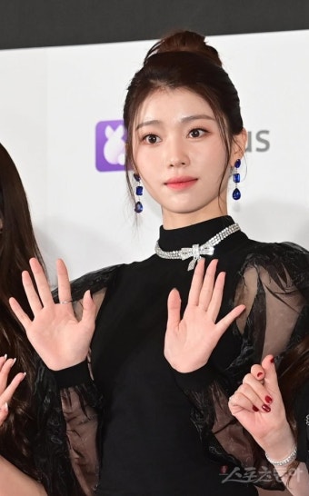 케플러 샤오팅 ‘부티나는 손인사’ [포토]｜스포츠동아 케플러 샤오팅 ‘부티나는 손인사’ [포토]