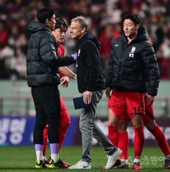 1-2로 패한 선수들 격려하는 클린스만 감독 [포토] : 스포츠동아 1-2로 패한 선수들 격려하는 클린스만 감독 [포토]