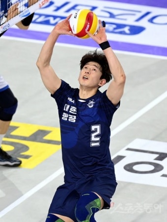 대한항공 3연패 이끈 한선수, 사상 첫 세터 MVP 탈까…라운드 MVP 휩쓴 김연경도 도전｜스포츠동아 대한항공 3연패 이끈 한선수, 사상 첫...