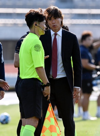 부심에게 격하게 항의하는 홍명보 감독 [포토]｜스포츠동아 부심에게 격하게 항의하는 홍명보 감독 [포토]