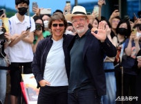 영화 홍보차 한국 찾은 ‘톰 크루즈-크리스토퍼 맥쿼리 감독’ [포토]｜스포츠동아 영화 홍보차 한국 찾은 ‘톰...