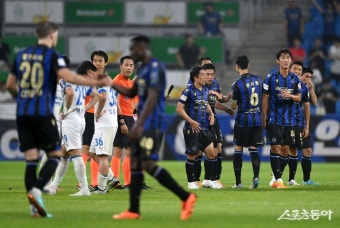 인천, 수원에 3-2 승리하며 4강 진출 [포토]｜스포츠동아 인천, 수원에 3-2 승리하며 4강 진출 [포토]
