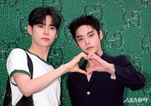 제로베이원 한빈-지웅 ‘여심팬 녹이는 하트~’ [포토]｜스포츠동아 제로베이원 한빈-지웅 ‘여심팬 녹이는 하트~’ [포토]