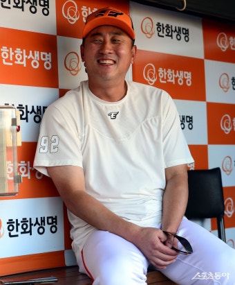 최원호 감독, 전날 우천 중단 ‘웃음만 나오네요~’ [포토]｜스포츠동아 최원호 감독, 전날 우천 중단 ‘웃음만 나오네요~’ [포토]