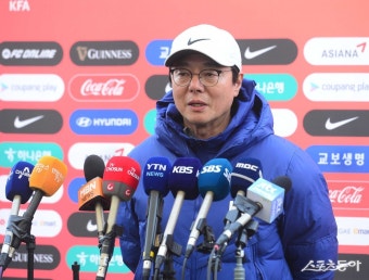 황선홍 감독, 긴장한 인터뷰 [포토]｜스포츠동아 황선홍 감독, 긴장한 인터뷰 [포토]
