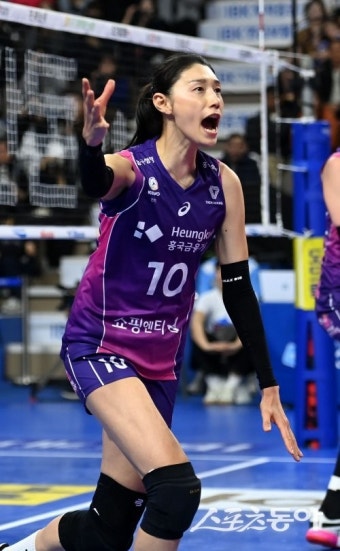 ‘여자부 최초 PS 800득점 도전’ 올봄 새 역사 쓸 ‘배구여제’ 김연경｜스포츠동아 ‘여자부 최초 PS 800득점 도전’ 올봄 새 역사 쓸...