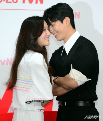 정려원-위하준 ‘심쿵 주의보~’ [포토]｜스포츠동아 정려원-위하준 ‘심쿵 주의보~’ [포토]