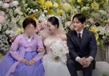 ‘故최진실 딸’ 최준희, 외할머니와 눈물의 투샷…“억측 그만” [SD이슈]｜스포츠동아 ‘故최진실 딸’ 최준희, 외할머니와 눈물의 투샷... 