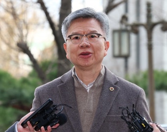 의협 비대위원장 “숫자에 함몰된 게 문제”…3차 조사 끝｜동아일보 의협 비대위원장 “숫자에 함몰된 게 문제”…3차 조사 끝
