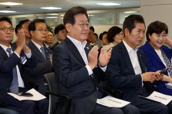‘대표 연임 뒤 대선 직행’ 가능해진 이재명, 사법리스크 ‘최대 난제’｜동아일보 ‘대표 연임 뒤 대선 직행’ 가능해진 이재명, 사법리스크...