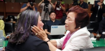 남편의 입양 결정에 자녀와 생이별…44년 만에 해후한 모녀 | 디스패치 | 뉴스는 팩트다! 남편의 입양 결정에 자녀와 생이별…44년 만에 해후한...