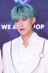 [현장포토] ”시.선.강.탈”...박우진, 컬러풀 헤어 | 디스패치 | 뉴스는 팩트다! [현장포토] ”시.선.강.탈”...박우진, 컬러풀 헤어