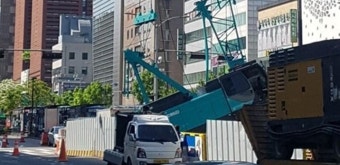 강남대로 신분당선 공사장 크레인 '기우뚱'…인명피해 없어 | 디스패치 | 뉴스는 팩트다! 강남대로 신분당선 공사장 크레인 '기우뚱'…인명피해 없어