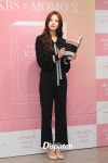 [현장포토] 책 읽어주는 예쁜 아이돌…솔빈, 미녀의 품격 | 디스패치 | 뉴스는 팩트다! [현장포토] 책 읽어주는 예쁜 아이돌…솔빈, 미녀의 품격