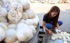 부모님 도와드리려고 만두 장사 시작했다가 매월 10만개씩 팔아치우는 여성 | 디스패치 | 뉴스는 팩트다! 부모님 도와드리려고 만두 장사... 