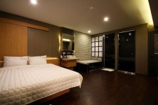 부산 - 부산 서면 콤마 후기, 가격, 위치 - 예약