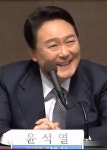 윤가는 당황하면 웃음과 시선회피, 도리도리, 혀(급당황시) 보임!!! : 클리앙