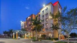 베스트 웨스턴 플러스 켄달 에어포트 호텔 & 스위트 (Best Western Plus Kendall Airport Hotel & Suites) - 더 크로싱스(플로리다) 호텔, 더... 