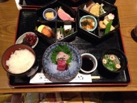 사시사철 바뀌는 계절요리를 먹고 싶지만 한끼에 몇 십만원하는... 달걀말이ㅣ연어구이ㅣ훈제오리ㅣ참깨두부ㅣ구운 장어를 넣은... 