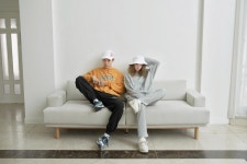 어뉴브로스(ANEWBROS) 2022 FW LOOKBOOK | GVG 스토어. 전 세계직배송.