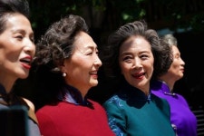 패션엔 :: 베이징 거리를 런웨이처럼! 중국을 휩쓴 할머니 모델 인기 돌풍 베이징 거리를 런웨이처럼! 중국을 휩쓴 할머니 모델 인기 돌풍