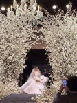 패션엔 :: 36세 티아라 효민, 드디어 결혼! 국내에 단 2벌 꽃잎같은 웨딩 드레스룩 36세 티아라 효민, 드디어 결혼! 국내에 단 2벌 꽃잎같은 웨딩... 