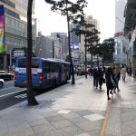 롯데백화점 (02-140) - 소공동에서 버스 정류장일에서의 사진