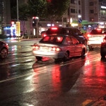 앞바퀴에는 타이어가없고 뒷바퀴에는 펑크난 상태로 달리는 차 | 보배드림 교통사고/블박