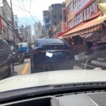 부산 대연동 못골시장 테슬라 무개념 주차 feat 부산남구청 수준 | 보배드림 교통사고/블박