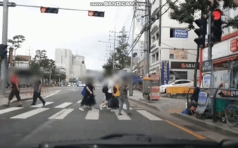 [블박] 라이더-보행자 하이브리드 오토바이.gif | 보배드림 교통사고/블박