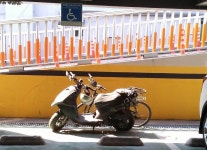 얌체 무판 이륜차..신성한 주차장에서 내쫒았습니다... | 보배드림 교통사고/블박