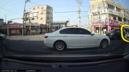 신호없는 교차로에서 먼저진입했는데 우측차선이 우선이라며 6대4가 나왔어요 | 보배드림 교통사고/블박