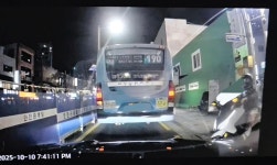 초량2치안센터 앞 10/10 19:41분 지나가신 라이더님 | 보배드림 교통사고/블박