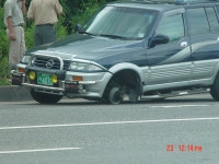 무쏘 앞바퀴 빠졌네... | 보배드림 교통사고/블박